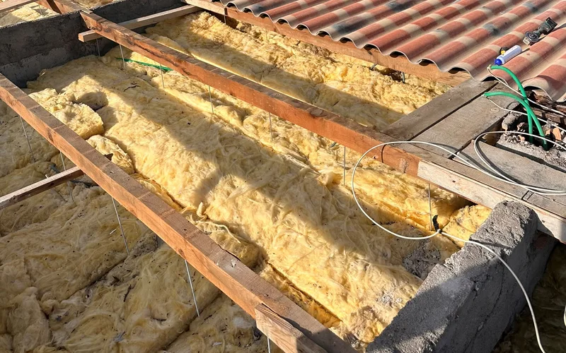 Toiture déposée, isolant et liteaux — réfection de toiture dans l’Ain