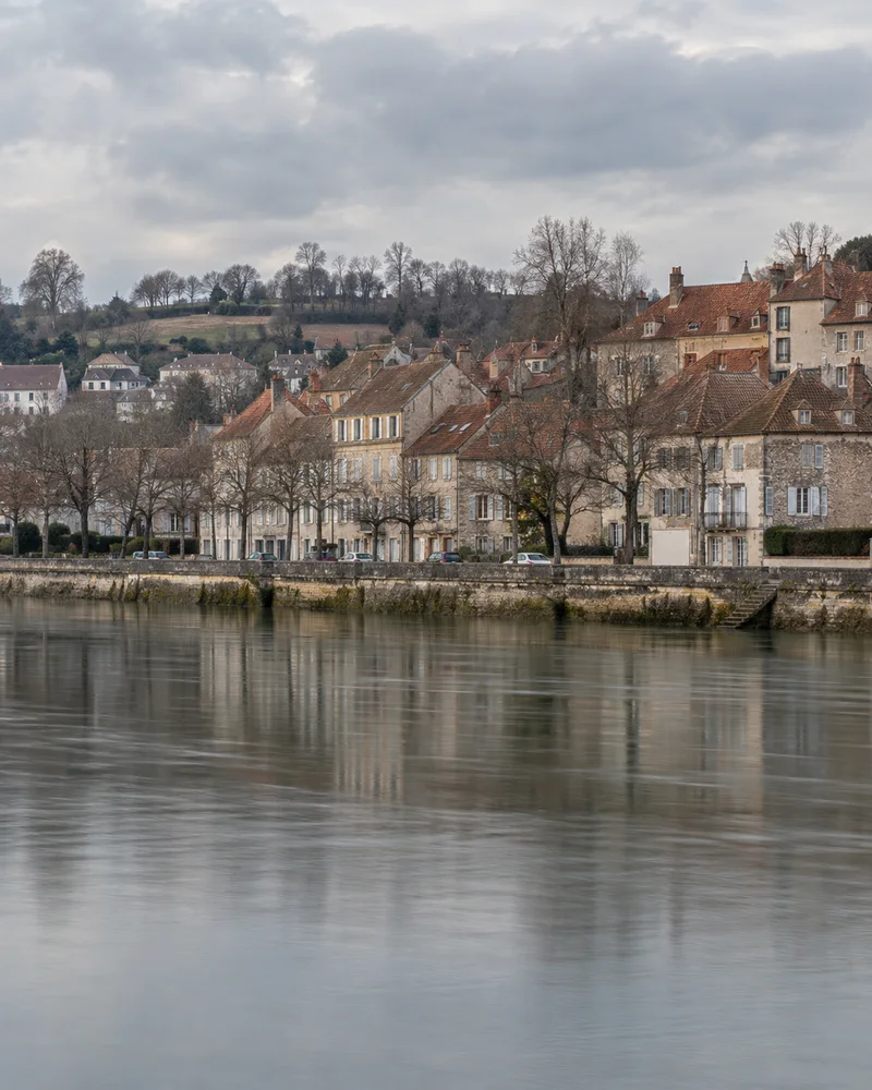 Toits de tuiles au bord de la rivière — couvreur à Mâcon