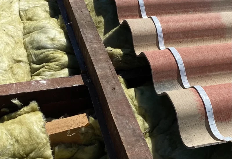 Laine isolante posée entre chevrons sous la couverture — isolation de toiture à Oyonnax