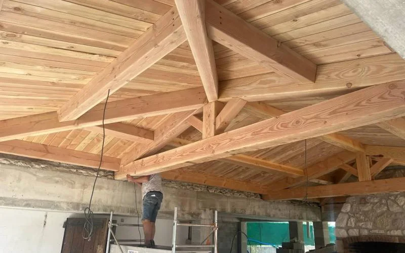 Charpente en bois neuve avec fermes apparentes — charpente et toiture à Oyonnax