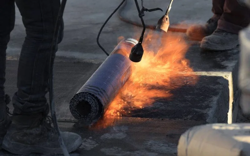 Soudure au chalumeau d’un lé de membrane bitume — étanchéité de toiture à Oyonnax
