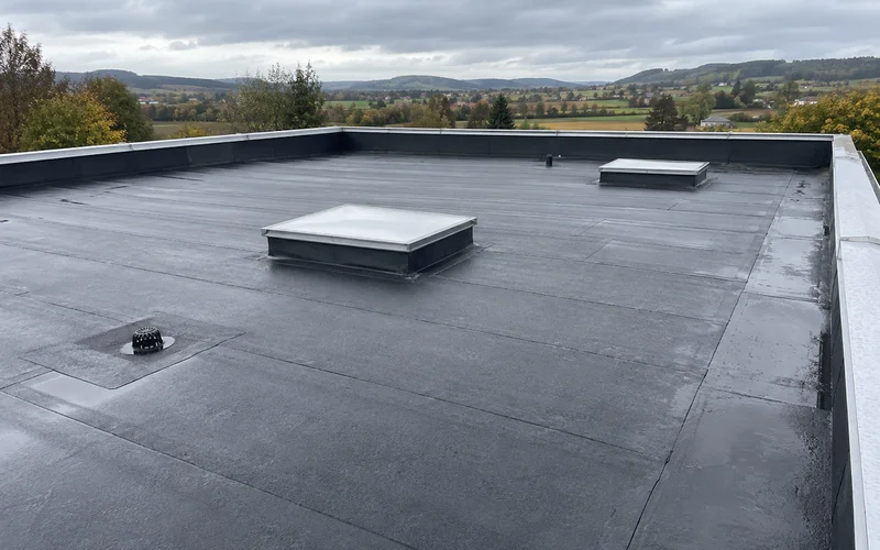 Toit-terrasse fini avec membrane et lanterneaux — étanchéité à Mâcon