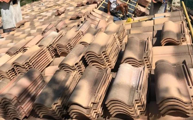 Anciennes tuiles déposées et empilées sur un versant — réfection de toiture à Oyonnax